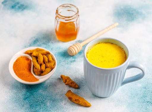 6 Khasiat Ajaib yang Bisa Kamu Rasakan dari Kunyit dan Madu
