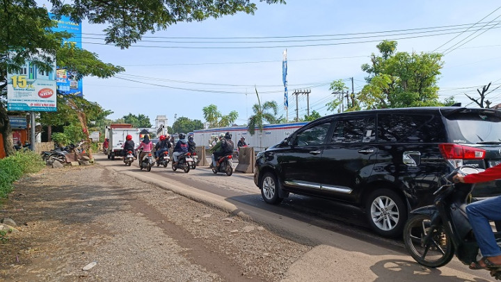 Hampir Setahun, Perbaikan Jembatan di Pantura Cirebon Belum Juga Rampung