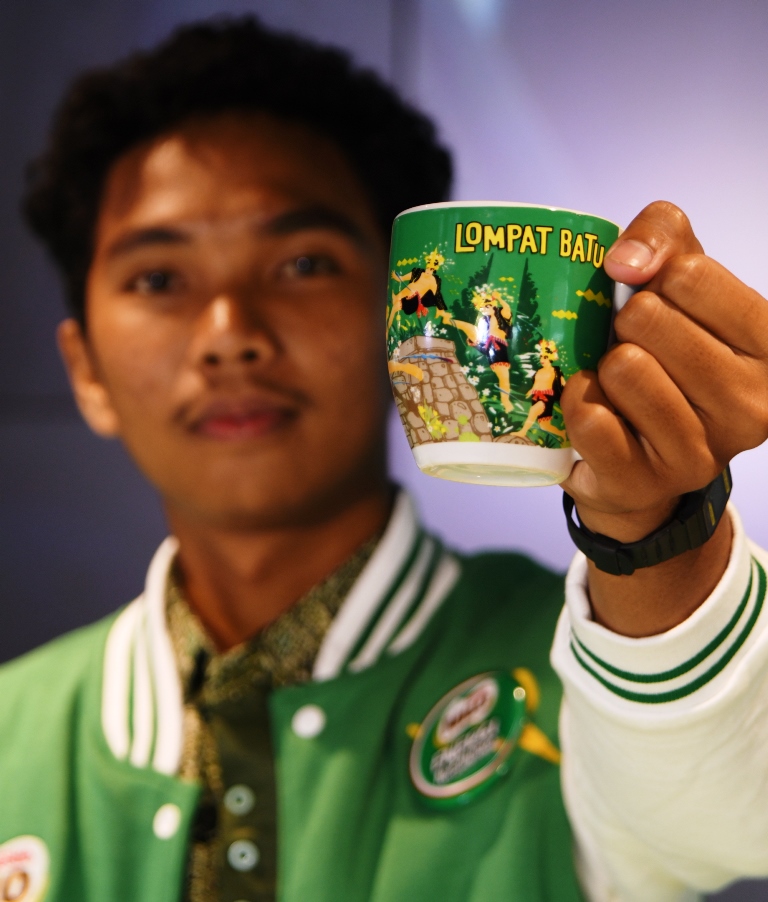 Dwi Nur Rohman asal Bantul dengan hasil karya desain lompat batu. Foto: Ist