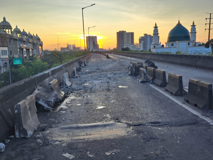 Pembatas Jalan di <i>Flyover</i> Pesing Hancur dan Berserakan, Polisi Selidiki Penyebabnya