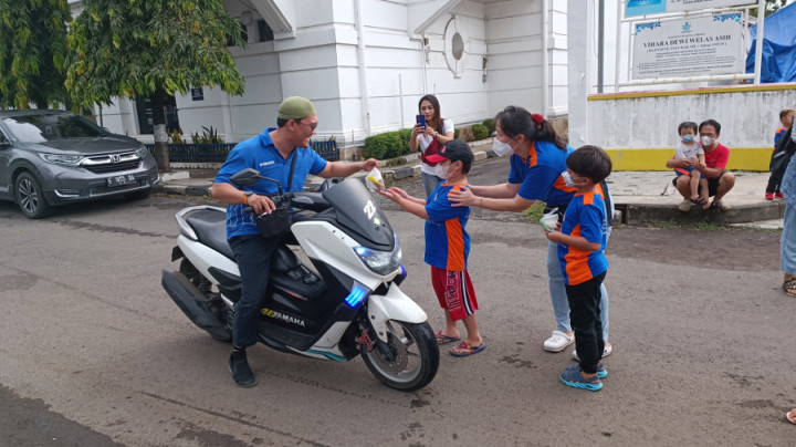 Pelajar Sekolah Budha di Cirebon Bagikan Takjil untuk Berbuka Puasa