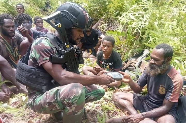 Lari dari KKB, Puluhan Warga Koroptak Ditemukan di Tengah Hutan hendak Mengungsi