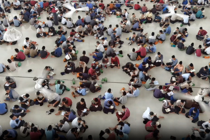 Unik, Ribuan Santri Tadarus Membentuk Formasi Lingkaran