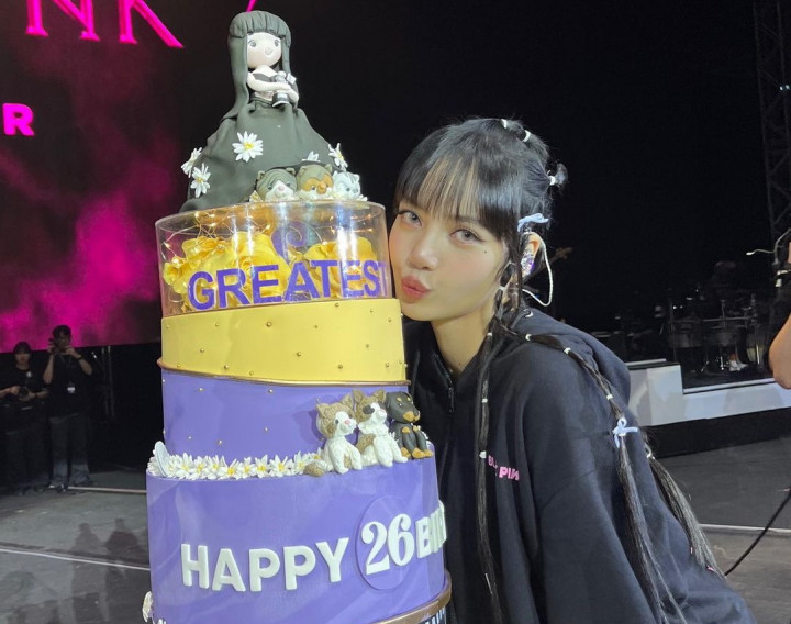 Lisa BLACKPINK Dapat Kejutan Ulang Tahun Saat Konser di Filipina