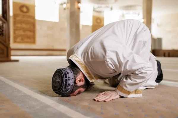 4 Manfaat Sujud dalam Salat, Salah Satunya Bisa Bantu Alirkan Darah Menuju Otak