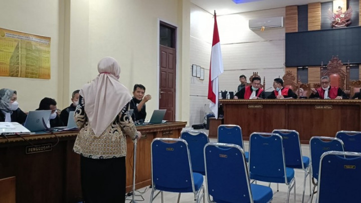 Istri Eks Rektor Unila Karomani Menolak Bersaksi di Persidangan