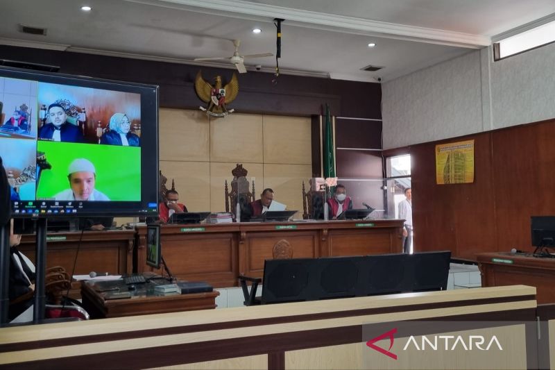 Terdakwa Henry Hernando mengikuti sidang vonis secara daring di PN Bale Bandung, Kabupaten Bandung, Jawa Barat, Selasa, 28 Maret 2023. Antara/Bagus Ahmad Rizaldi