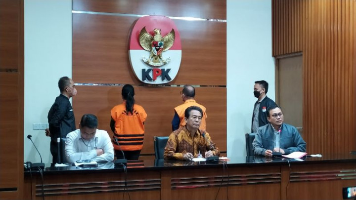 Korupsi Buat Pencalonan, KPK Tahan Bupati Kapuas dan Istrinya