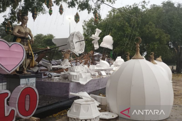 Diguyur Hujan Deras, Replika Masjid Sheikh Zayed Solo Runtuh