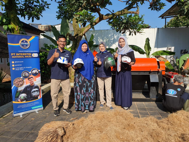 Kasih Jempol! Tandan Kosong Kelapa Sawit Disulap Jadi Helm Proyek