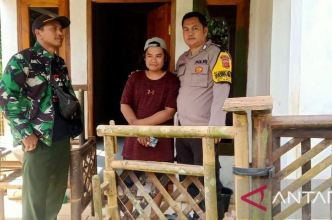 Pekerja sosial Panti Aura Welas Asih Sukabumi bersama personel Polsek Cikakak saat mengevakuasi seorang pria yang dikurung dalam kandang besi di Desa Margalaksana, Kecamatan Cikakak, Kabupaten Sukabumi, Jabar karena kerap mengamuk. Antara/Aditya Rohman