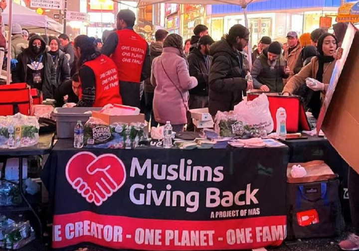 Ratusan Muslim Buka Puasa dan Salat Tarawih Bersama di Times Square
