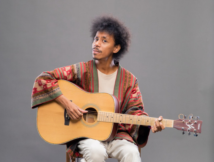 Fakta Lagu 'Komang' Milik Raim Laode