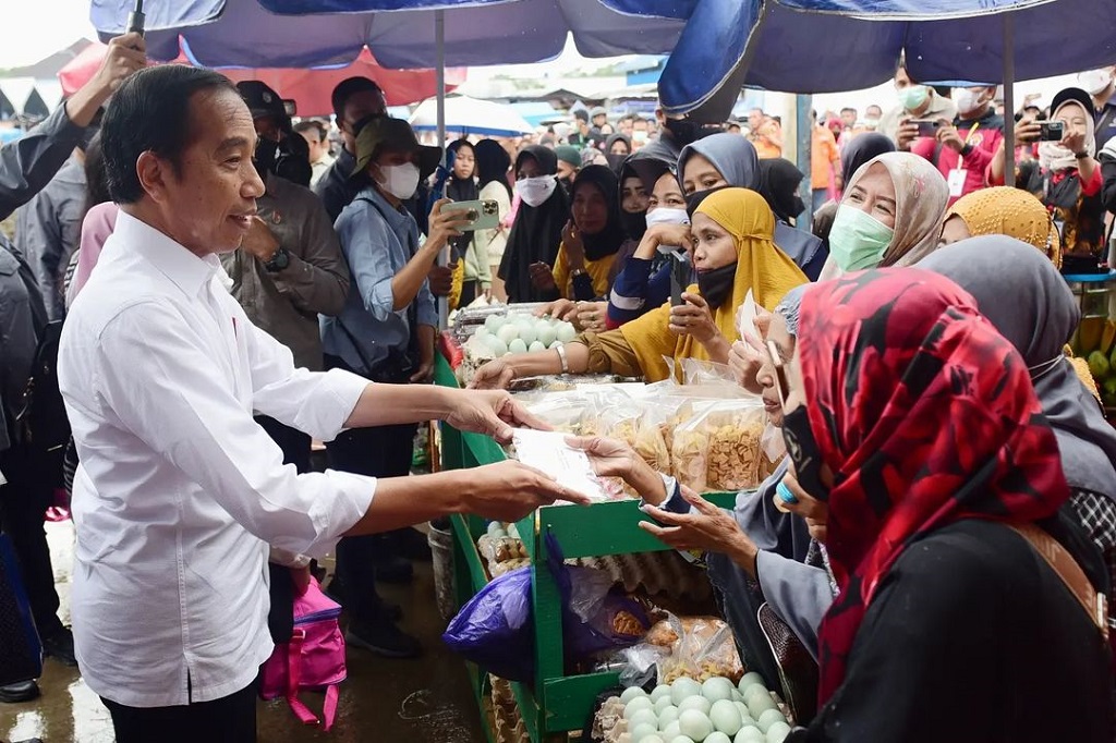 Presiden Tinjau Kebutuhan Pokok di Pasar Tramo Maros
