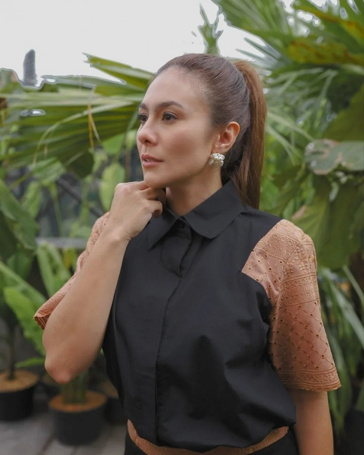 5 Inspirasi Outfit Bukber ala Wulan Guritno, Bikin Kamu Tampak Awet Muda