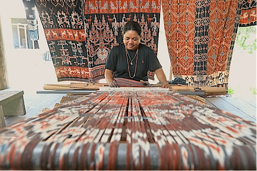 Uniknya Tenun Sumba, Gunakan Pewarna Alami dari Tanaman Endemik Lokal