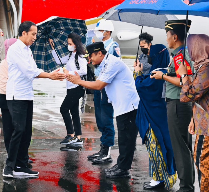 Resmikan Kereta Api di Sulsel, Jokowi: Akan Dibangun hingga Manado