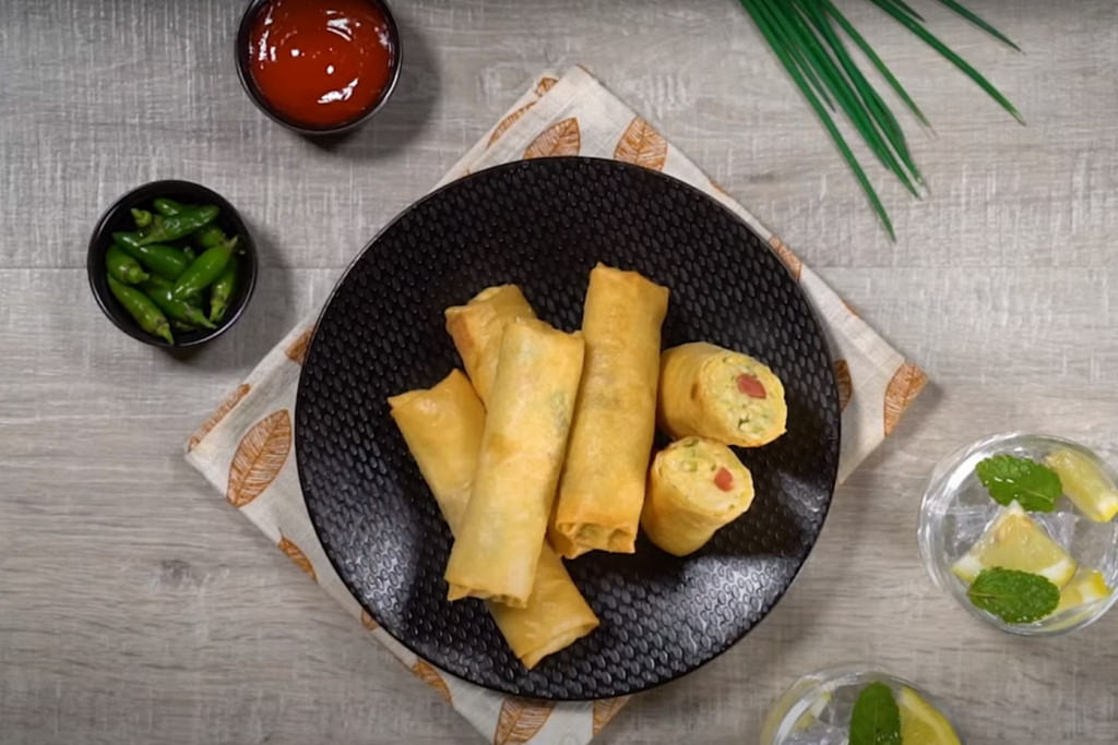 Ini dia resep lumpia sosis dan tahu. Enak banget jadi takjil atau camilan setelah buka puasa. (Foto: Dok. Endeus TV)
