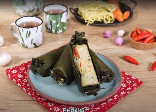 Sontek kembarannya lontong, yaitu arem-arem praktis dengan isi mi. (Foto: Dok. Endeus TV)