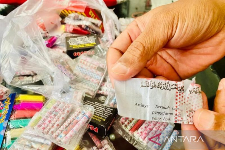 Heboh, Satpol PP Aceh Barat Temukan Petasan Berbalut Potongan Lembaran Al-Qur'an