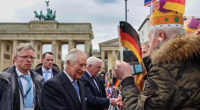 Raja Charles III diberi mahkota Burger King oleh penggemarnya di Berlin, Jerman. Foto: AFP