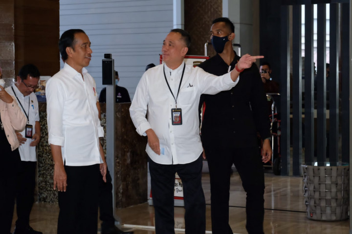 Ketum PSMTI Wilianto Tanta Sambut Presiden Jokowi di Hotel Rinra Makassar