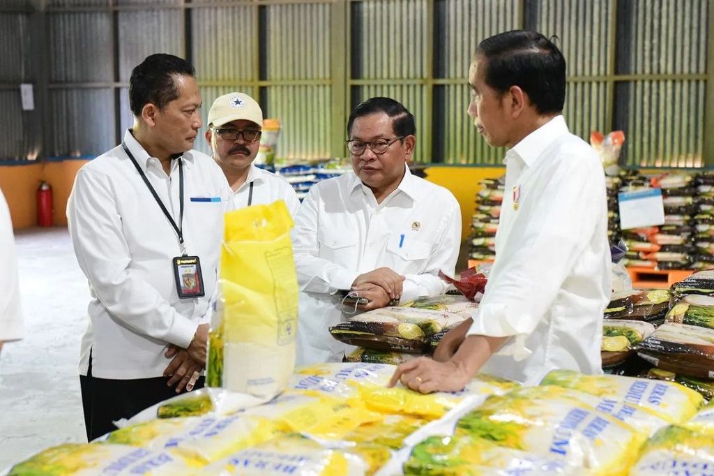 Presiden Jokowi Tinjau Gudang Bulog Batangase di Maros