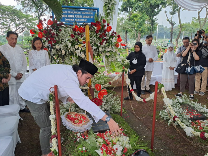 Jelang Filmnya Tayang, Vino G Bastian Tabur Bunga di Makam Buya Hamka