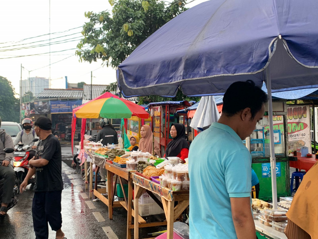 Pedagang takjil di Jalan Panjang Jakarta Barat, foto: Putri Purnama/Medcom.id