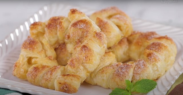 Intip cara buat apple rings, puff pastry ala Jerman yang mantul buat bukaan puasa atau camilan. (Foto: Dok. Endeus TV)