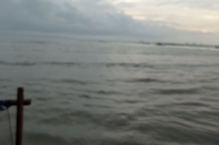 Kawah Gunung Anak Krakatau Tertutup Kabut dan Asap