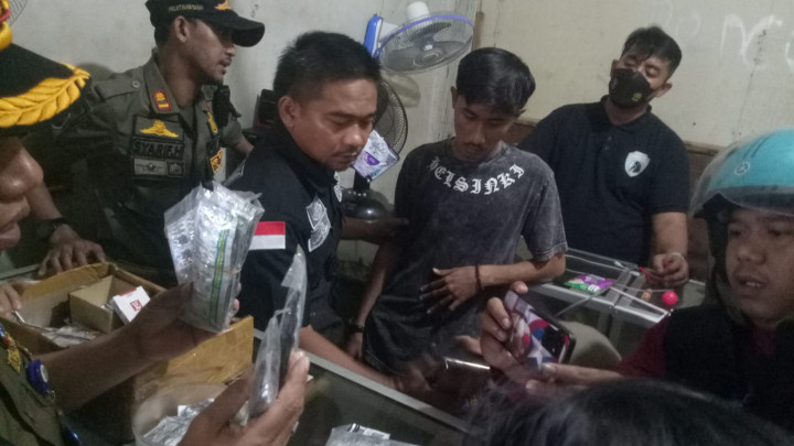 Satpol PP Tangsel Segel Toko Kosmetik dan Klontong Jual Obat Keras Tramadol
