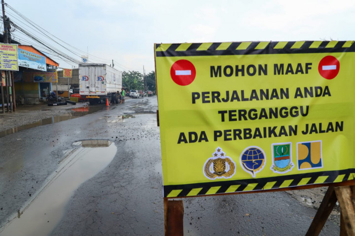 Sambut Mudik Lebaran, Jalan Inspeksi Kalimalang Bekasi Dibeton