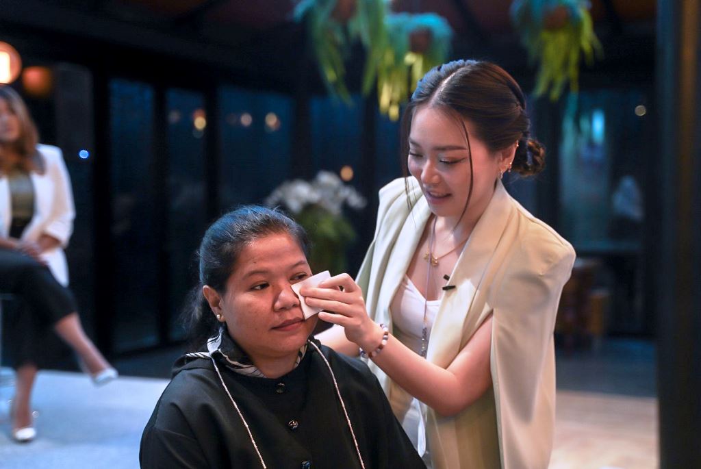 dr. Claudia Christin saat memberikan treatment kepada media di Media Briefing Somethinc: Kulit Ngamuk? Calm Down-in Aja!. (Foto: Ist)