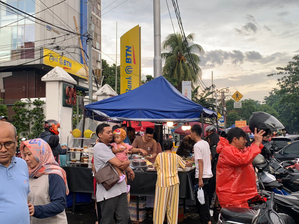 Pedagang yang menjual aneka bubur jadi favorit pengunjung di Jalan Panjang Jakarta Barat, foto: Putri Purnama/Medcom.id