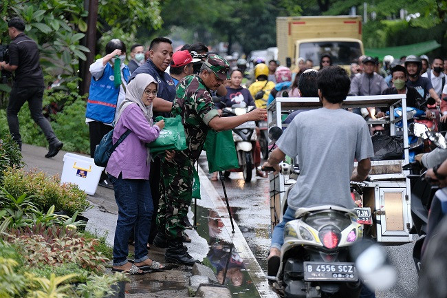 Berbagi Kebahagiaan, PSMTI Bagikan 2.023 Takjil Ramadan