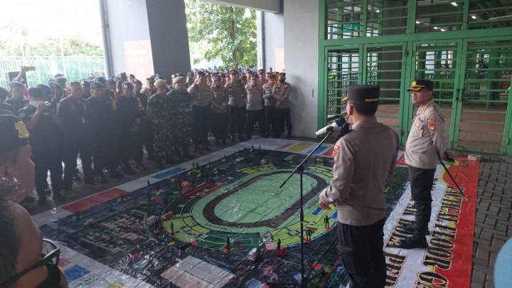 Petugas Gabungan Jaga Jalur Pulang Penonton Usai Laga Persija vs Persib