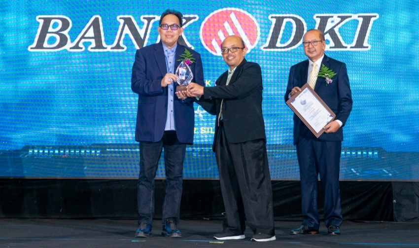 Direktur Utama Bank DKI Fidri Arnaldy usai menerima empat kategori penghargaan;