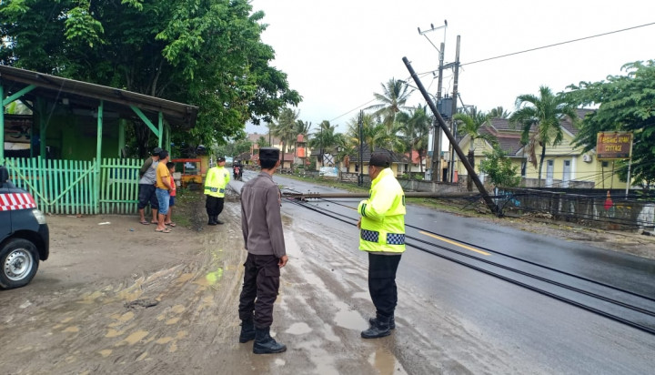 Hujan Angin Robohkan 7 Tiang Listrik di Wilayah Anyer Banten
