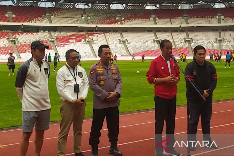 Presiden RI Joko Widodo (Jokowi) memberikan keterangan pers setelah bertemu dengan para pemain timnas U-20 di GBK, Jakarta, Sabtu (1/4/2023). (ANTARA/Indra Arief Pribadi)