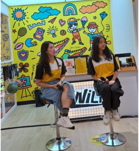 Dea Putri Utama, Marketing Manager untuk Kanmo Footwear and Active bersama Seniman Muda Jaimee Maulana. Foto: Ist
