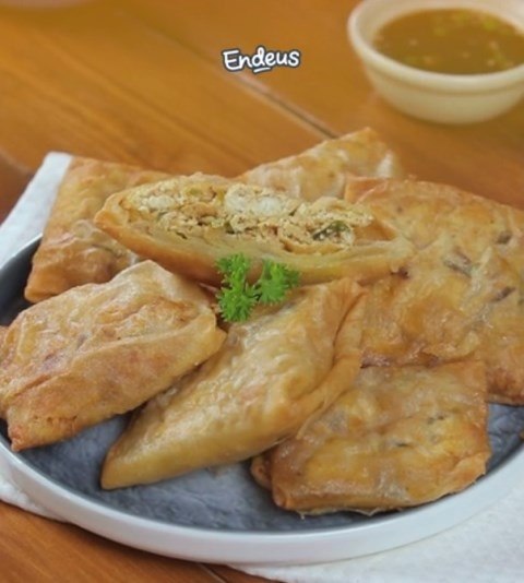 Resep takjil gurih, martabak isi tahu bawang dari Endeus TV. (Foto: Dok. Endeus TV)
