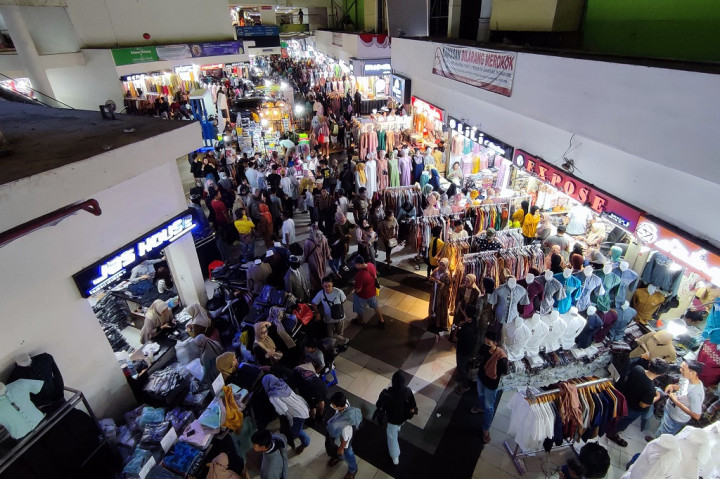 Pengunjung Mulai Padati Pasar Tanah Abang