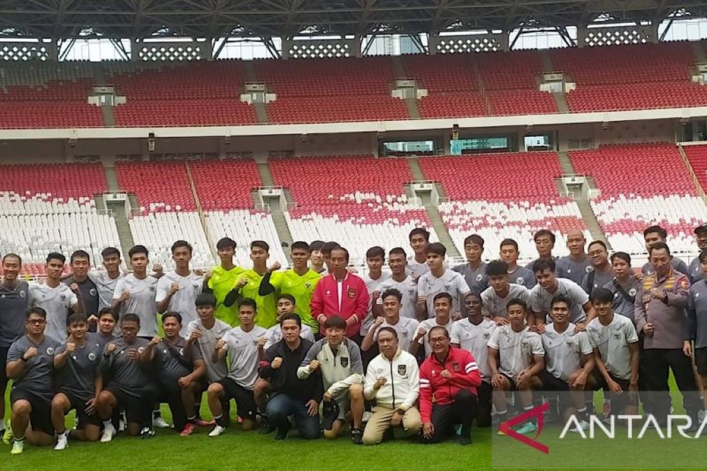 Jokowi bertemu dengan para pemain timnas U-20 di GBK, Jakarta. (ANTARA/Indra Arief Pribadi)