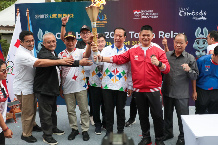 Torch Relay SEA Games 2023 Kamboja, Plt Menpora Muhadjir Effendy Lari Bawa Obor