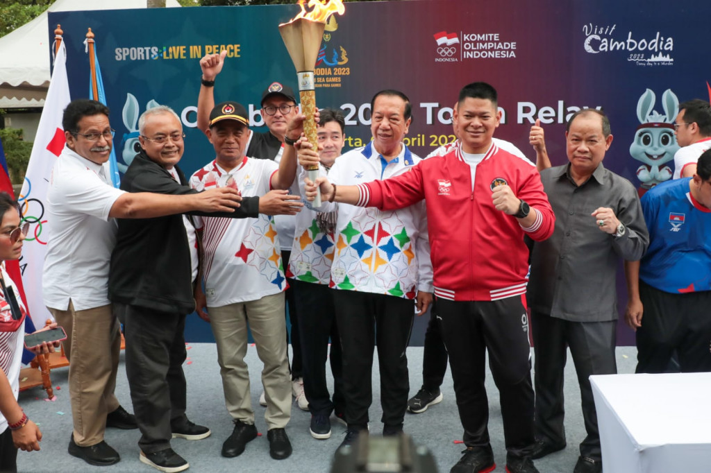 Plt Menpora Muhadjir Effendy berlari membawa obor pada acara torch relay atau pawai obor SEA Games 2023 Kamboja (Foto:Dok.Kemenpora)
