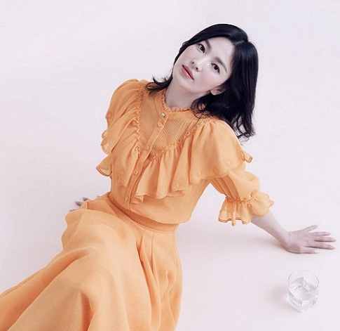 Song Hye Kyo Tampil Cerah nan Elegan untuk Pemotretan Koleksi Musim Semi MICHAA 2023