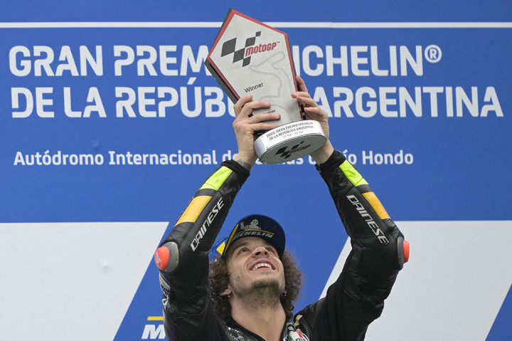 Selebrasi Bezzecchi Usai Rengkuh Gelar Juara MotoGP Argentina