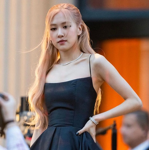 Curi Perhatian di Acara Sulwhasoo, Rosé BLACKPINK Tampil Menawan Pakai Aksesori Tradisional Korea