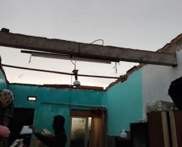 Masjid dan Puluhan Rumah Rusak Dihantam Puting Beliung di Bekasi